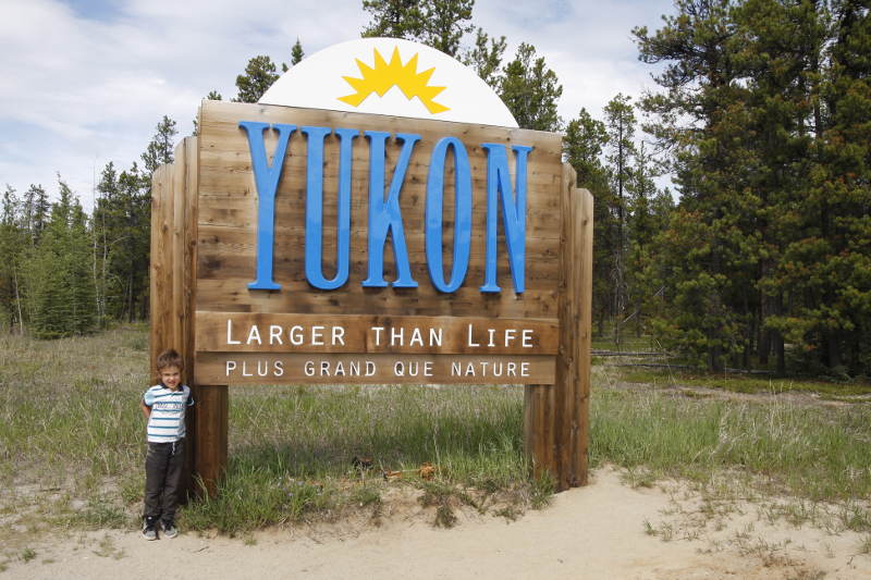 Sylvain, 5 ans, arrivant au Yukon (Canada)